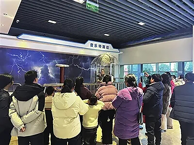 高邮市委书记田醒民考察由我公司承建的高邮科技馆项目(图6)