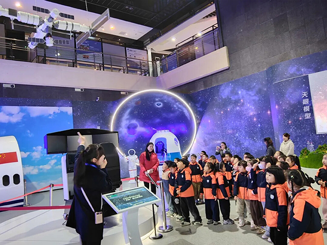 高邮市委书记田醒民考察由我公司承建的高邮科技馆项目(图2)