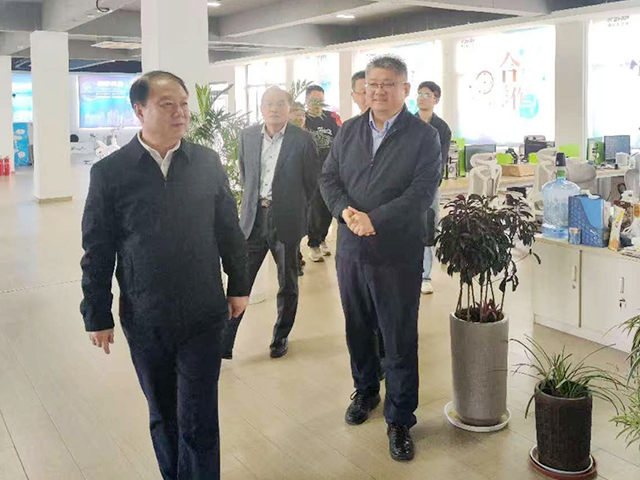栖霞区政协主席张常军一行来我公司调研(图2)